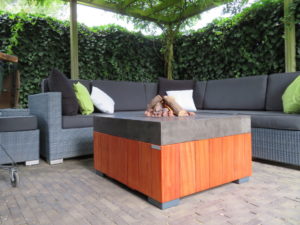 Hardhouten tafel met open haard